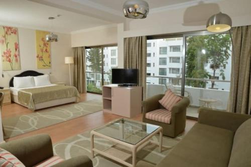 Jasmine Court Hotel Central Kyrenia Seafront Location !にあるテレビまたはエンターテインメントセンター