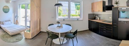 a kitchen with a table and chairs in a room at Seeliebe Ferienwohnung am Brombachsee in Pleinfeld
