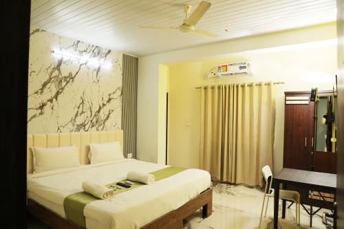 Una cama o camas en una habitación de Hotel Heraa Inn