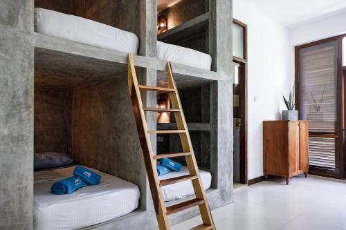 Una cama o camas en una habitación de drivethru Hostel Polhena