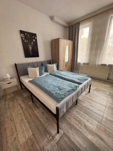 ブラウンラーゲにあるApartments Mykonosの青い掛け布団が敷かれたベッドのある寝室