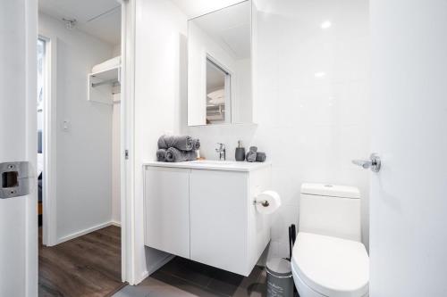 Ένα μπάνιο στο Lougheed Sky Retreat, King Suite with Balcony and Parking