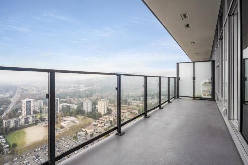 Μπαλκόνι ή βεράντα στο Lougheed Sky Retreat, King Suite with Balcony and Parking