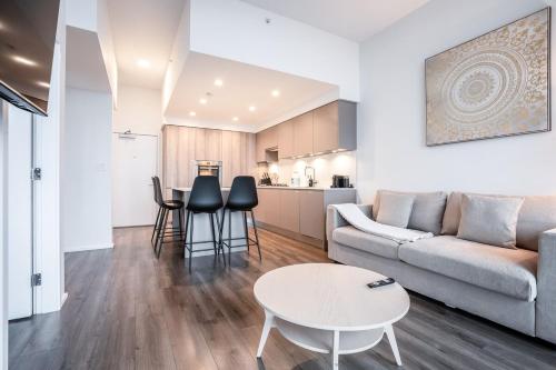 Η κουζίνα ή μικρή κουζίνα στο Lougheed Sky Retreat, King Suite with Balcony and Parking