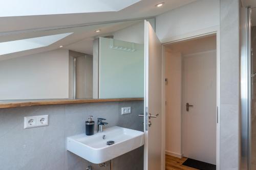 een badkamer met een wastafel en een spiegel bij Nagoldblick 4 OG in Pforzheim