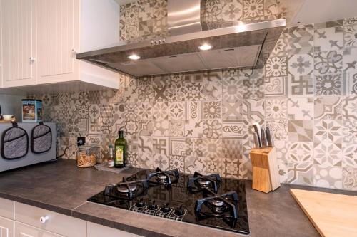 a kitchen with a stove and a stove top oven at De Villo in Hasselt