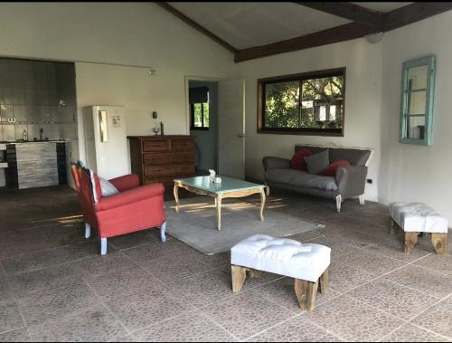a living room with a couch and a table at Acogedora casa in Concón