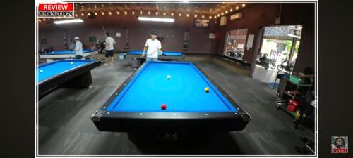 a group of men playing pool in a bowling alley at MOTEL Đồng Khởi in Giồng Tú Ðiền