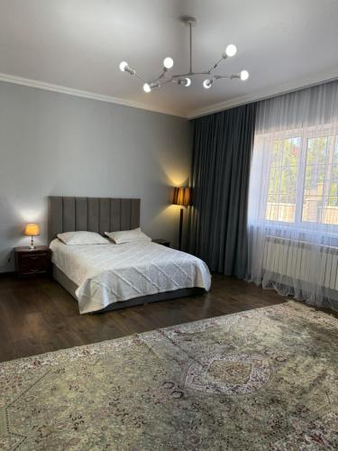 Voodi või voodid majutusasutuse Хом вилла toas