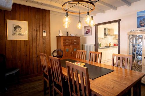a dining room with a wooden table and chairs at De Villo in Hasselt