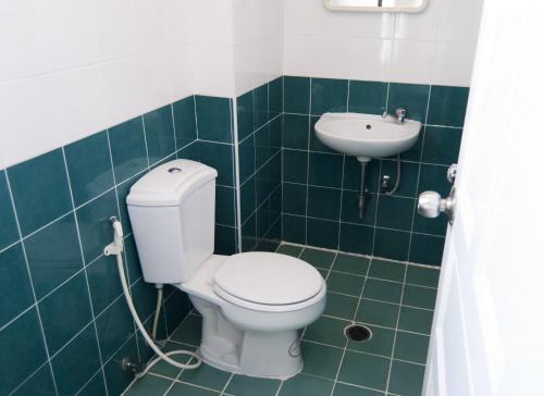 łazienka z toaletą i umywalką w obiekcie Erawan House w mieście Bangkok