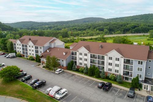an aerial view of a apartment complex with a parking lot at White River Inn & Suites in White River Junction