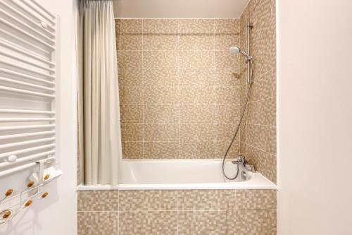 Koupelna v ubytování Family Flat for 8 # 10 min Paris # Near Airport