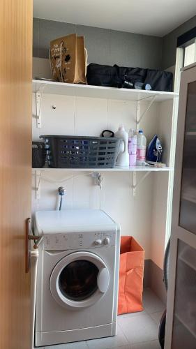 a laundry room with a washing machine in a room at Paraíso Altântico in Machico
