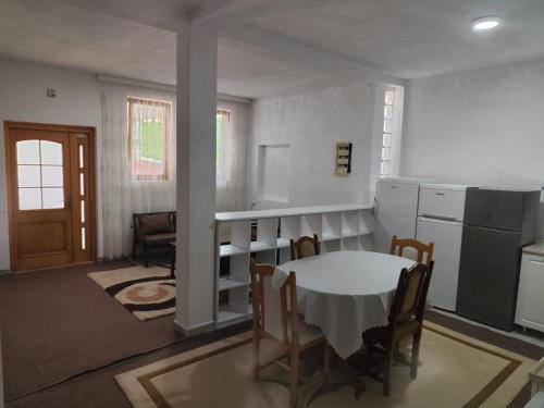 Kuchyň nebo kuchyňský kout v ubytování White Apartment