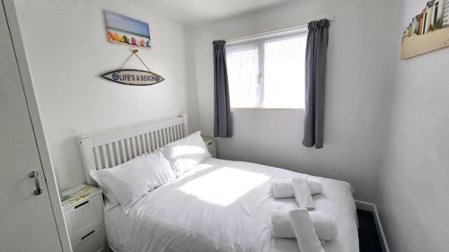 Ένα ή περισσότερα κρεβάτια σε δωμάτιο στο Chalet 150, Perran Sands