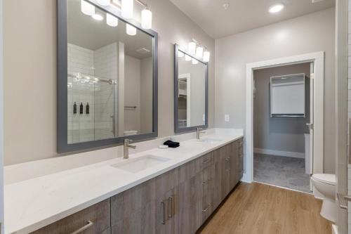 サンタ・ローザ・ビーチにあるSanta Rosa Beach Apartments Landingのバスルーム(洗面台2台、トイレ付)