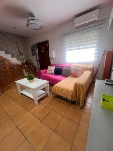 una sala de estar con un sofá y una mesa en Casa mis Nietas, en San José