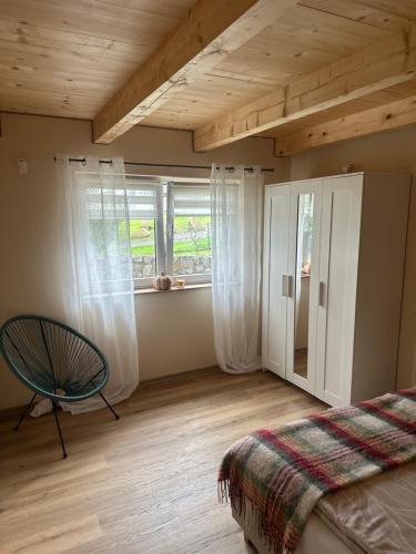 Ένα ή περισσότερα κρεβάτια σε δωμάτιο στο Wiejski Raj- Apartamenty