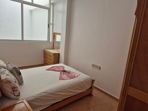 a bedroom with a bed with a pink bow on it at Appartment Mirador Al Hoceima in Al Hoceïma