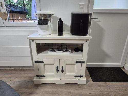 a white table with a blender on top of it at Au cœur des Bois in Amboise