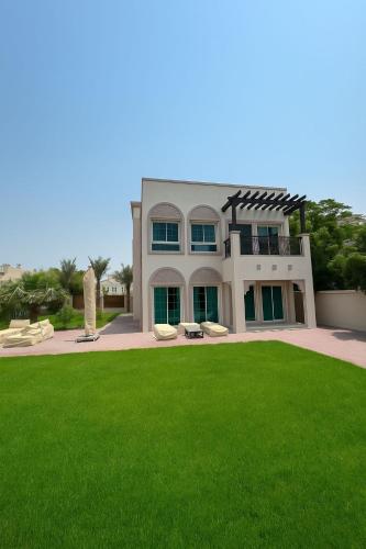 Family Villa, Sleeps up to 9 in JVT and Large garden