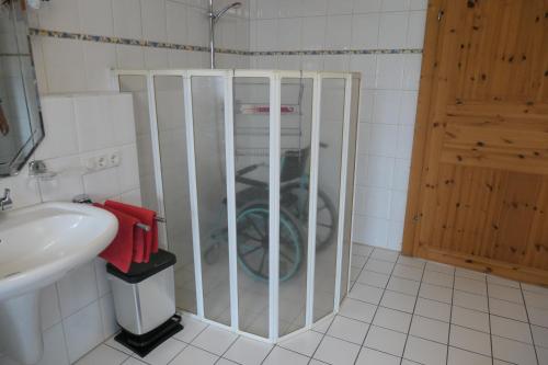 a washing machine in a bathroom next to a sink at Ferienhaus in der Heide Barrierefrei, Rollstuhlgeeignet in Winsen Aller