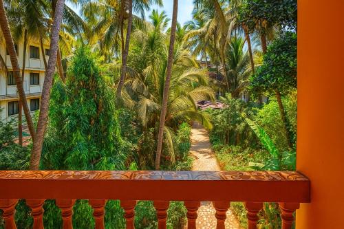 balcón con vistas a las palmeras en Kajal guest house, en Calangute