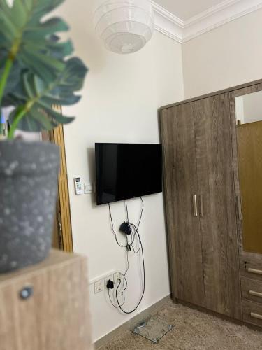 Телевизор и/или развлекательный центр в The Smart Studio 102