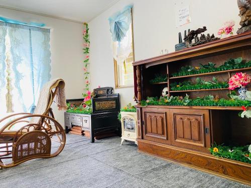 a living room with a large fish tank at 菜音天然温泉別荘 in Tsu