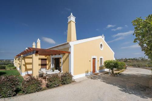 2 bdr Villa with Ocean-View Shared Pool, Luz, Lagos