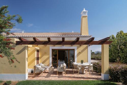 2 bdr Villa with Ocean-View Shared Pool, Luz, Lagos