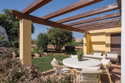 2 bdr Villa with Ocean-View Shared Pool, Luz, Lagos