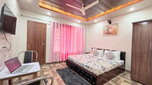 カソーリにあるThe Jungle View From Balconyのベッドルーム1室(ベッド1台、ノートパソコン付きのデスク付)