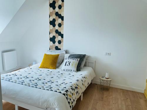 Ένα ή περισσότερα κρεβάτια σε δωμάτιο στο Superbe Maison rénovée - Trégomeur