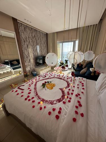a hotel room with a bed with roses on it at شقق بإطلالة بحرية في برج داماك جدة in Jeddah