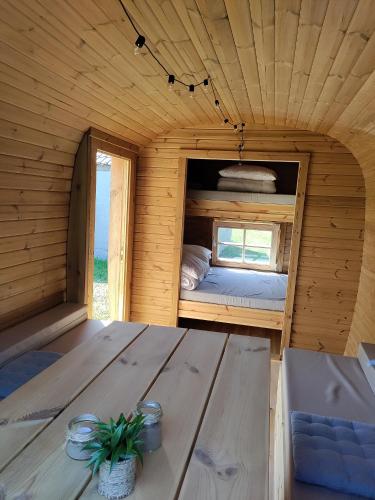 a small room with a bed in a wooden house at CentrumTrails in Ans