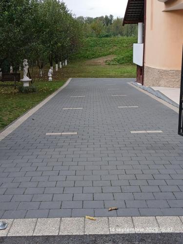 a cobblestone parking lot in front of a building at Casa David in Sighetu Marmaţiei