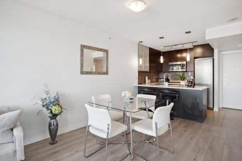 Arcola Retreat, Modern Condo with Balcony, Workspace and Viewsにあるキッチンまたは簡易キッチン