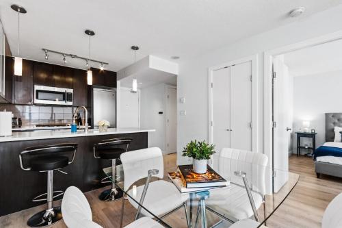 Arcola Retreat, Modern Condo with Balcony, Workspace and Viewsにあるキッチンまたは簡易キッチン