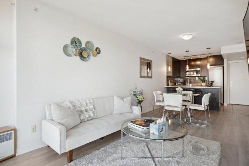 Arcola Retreat, Modern Condo with Balcony, Workspace and Viewsにあるキッチンまたは簡易キッチン