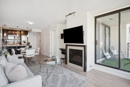 Arcola Retreat, Modern Condo with Balcony, Workspace and Viewsにあるテレビまたはエンターテインメントセンター