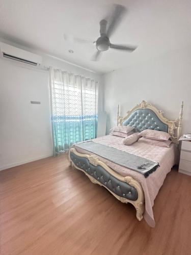 Un dormitorio con una cama y un ventilador de techo. en Medina Luxe Stay, en Kota Bharu