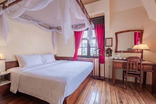 Una cama o camas en una habitación de Saphir Dalat Hotel