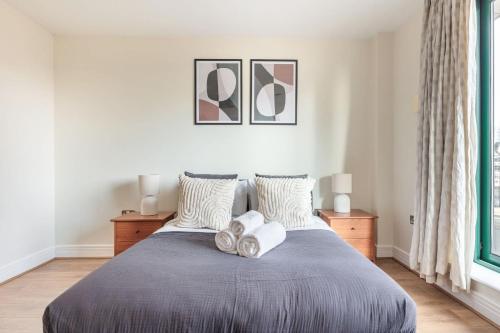a bedroom with a bed with two slippers on it at BnBNova - Tower Bridge - 1BR - St Paul's in London