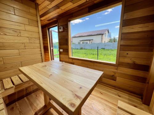 キーウにあるYard Houseの窓のある小さな部屋にある木製のテーブル