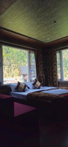 Ένα ή περισσότερα κρεβάτια σε δωμάτιο στο Newly Built Hotel Ambience Just Near New Delhi Railway Station Paharganj & Connaught Place
