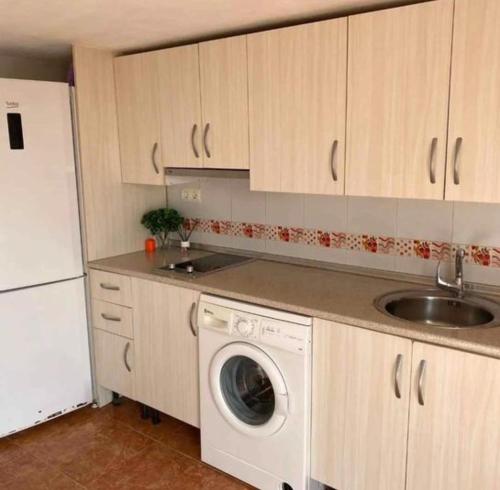 a kitchen with a washing machine and a sink at Apartment Málaga Airport in Cártama