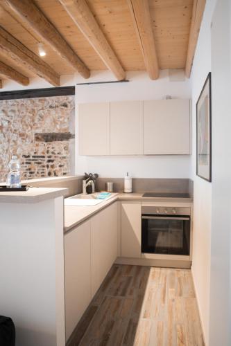 Dapur atau dapur kecil di Borgo Gemona Luxury Suites