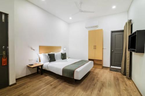 Postel nebo postele na pokoji v ubytování RG SUITES Xotel OMR THORAIPAKKAM